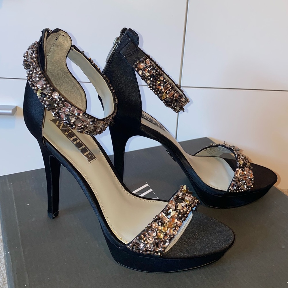 Vera Wang White Heels ! 😍✨